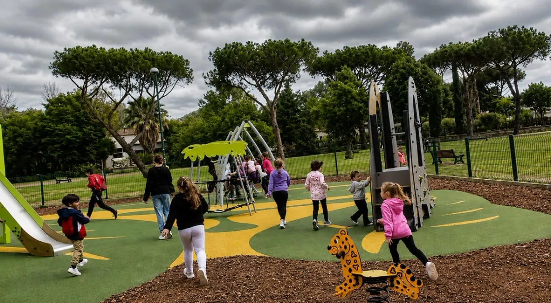 Spazio giochi a tema giungla, tavoli da picnic, molle e scivoli: inaugurata la nuova area ludica di Spinaceto  