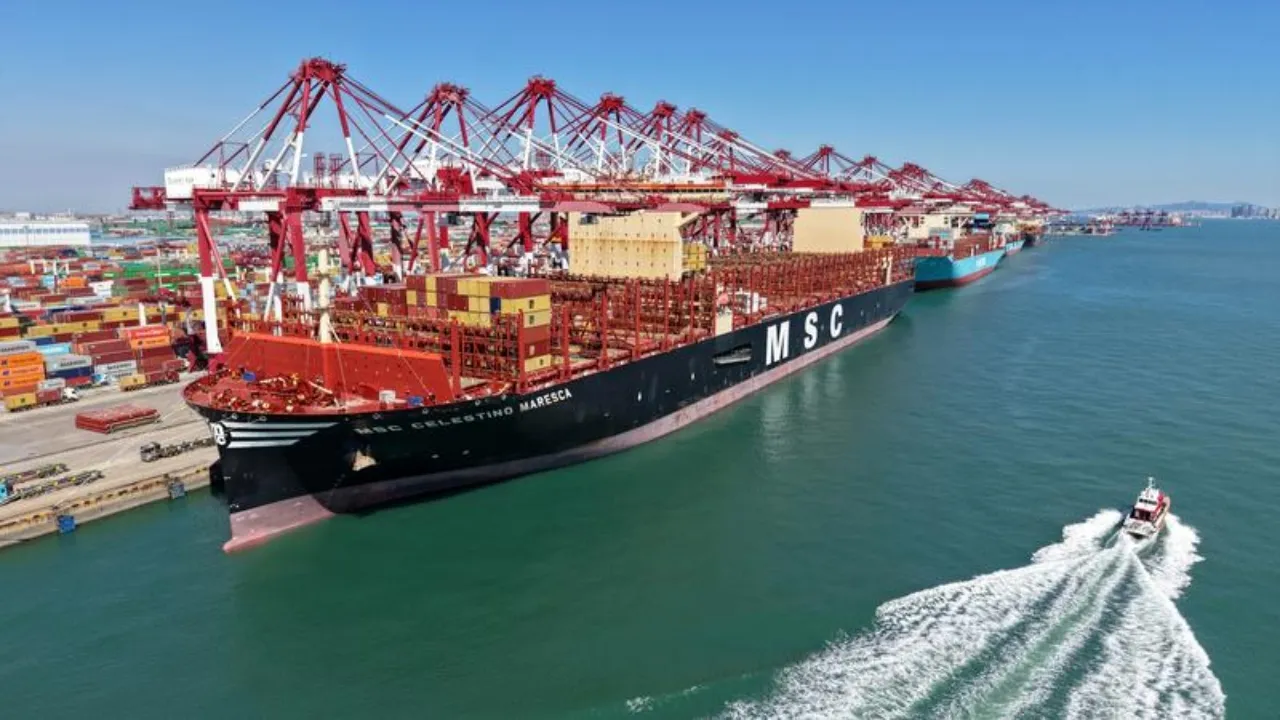 Navi merci attraccate al porto di Qingdao, collegato con oltre 700 porti in più di 180 Paesi e regioni. Foto Xinhua/Li Ziheng