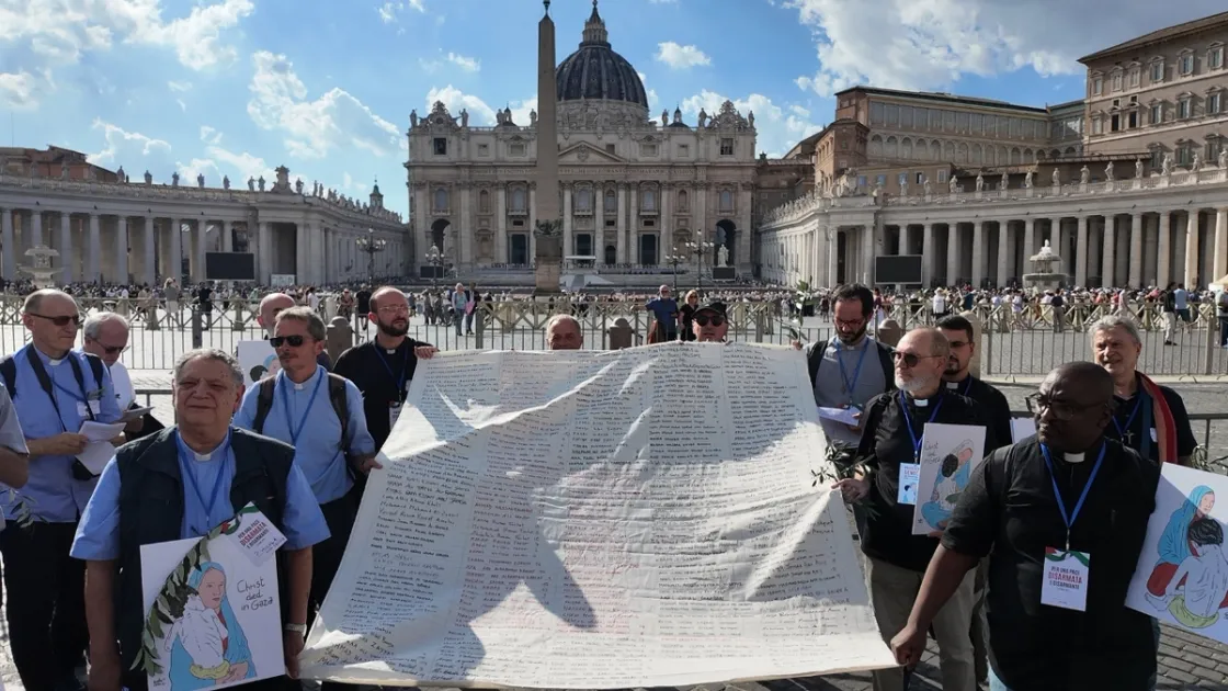 La sosta a San Pietro dei "Preti contro il genocidio" durante la marcia di protesta del 22 settembre 2026 (La Capitale)
