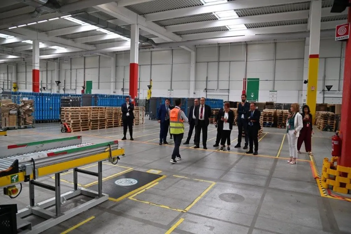 Incidente sul lavoro, operaio di 25 anni muore durante il turno di notte nel deposito Amazon di Settecamini