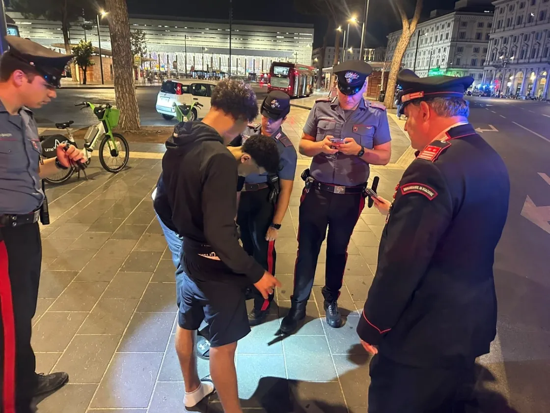 Roma Termini, nuovo blitz dei Carabinieri: 8 arresti e 17 denunce contro furti e degrado