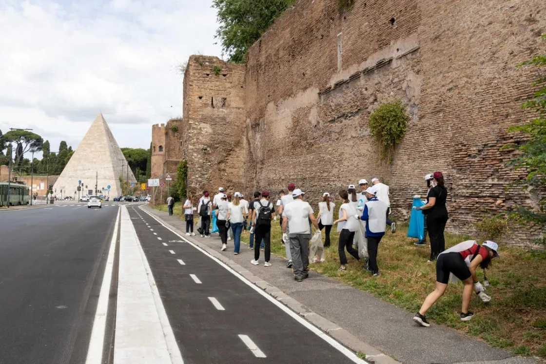Giornata mondiale dell’Ambiente, volontari ACEA, AMA e Plastic Free in azione tra Ostiense e Ostia