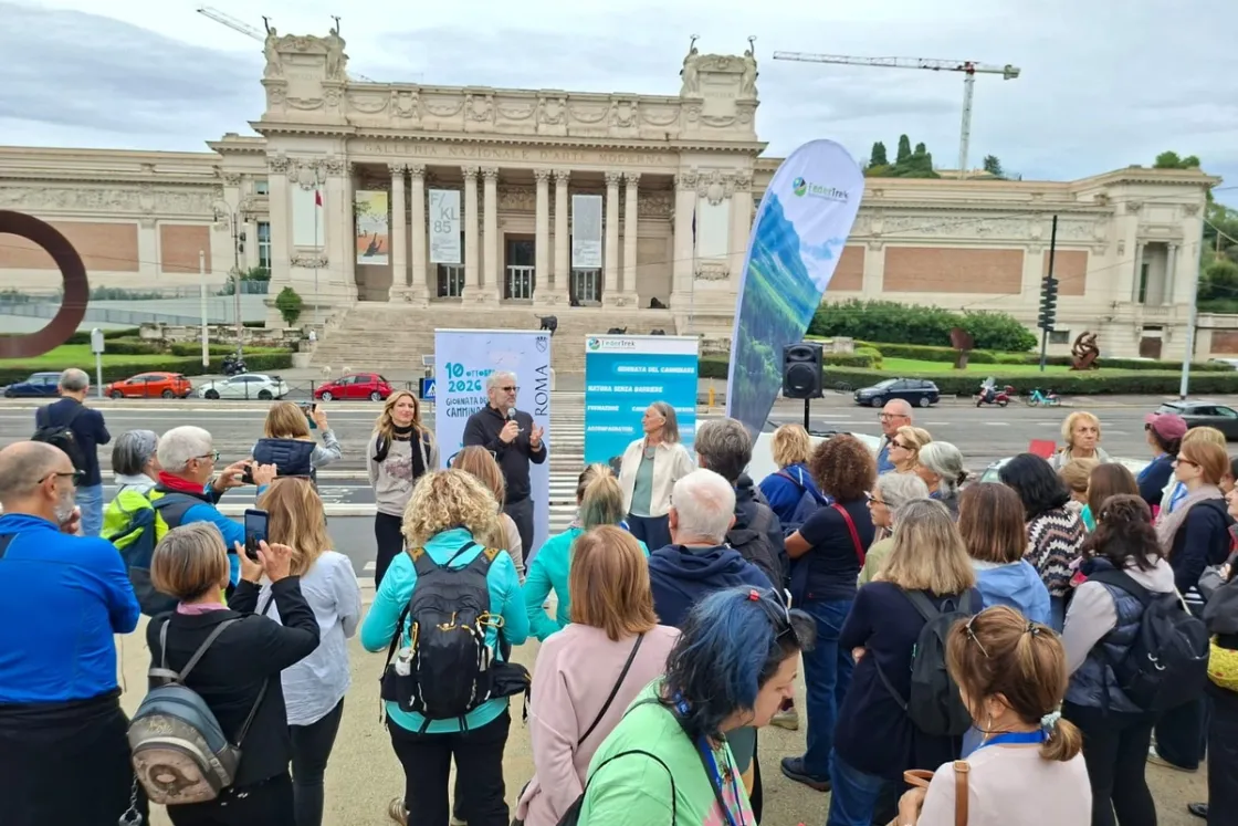 Sabato Blu, oltre mille persone a piedi nei 15 municipi: nuovi percorsi tra Aniene, cinema e architettura