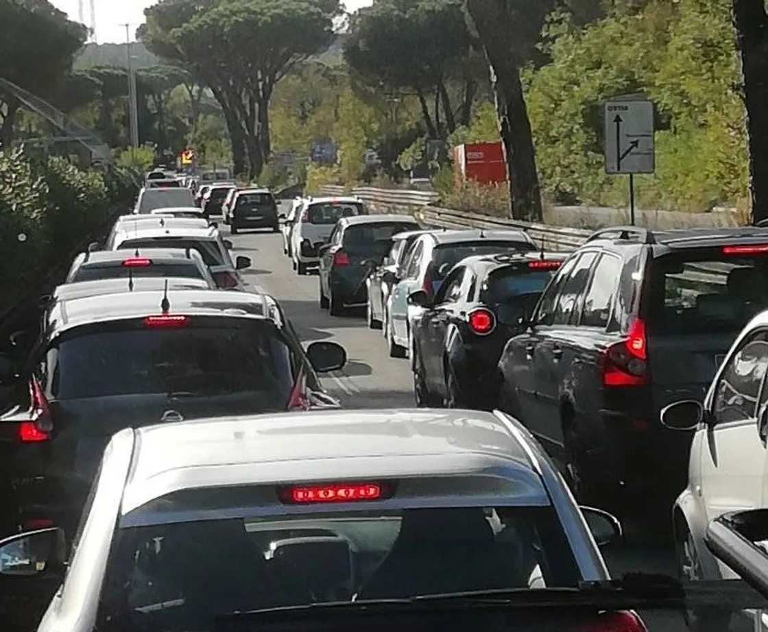 Incidente sulla Cristoforo Colombo, auto contro il guardrail: due giovani feriti e traffico in tilt