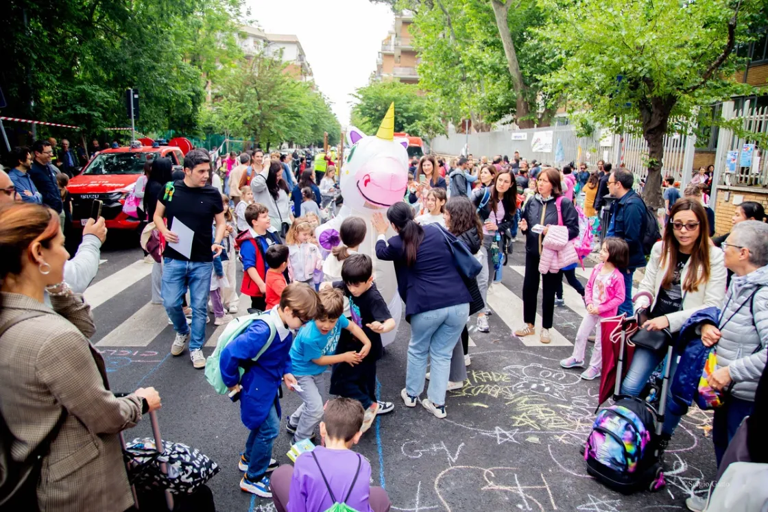 «No al dominio delle auto», Streets for Kids chiede più strade scolastiche e spazi pubblici a misura di bambini e famiglie 