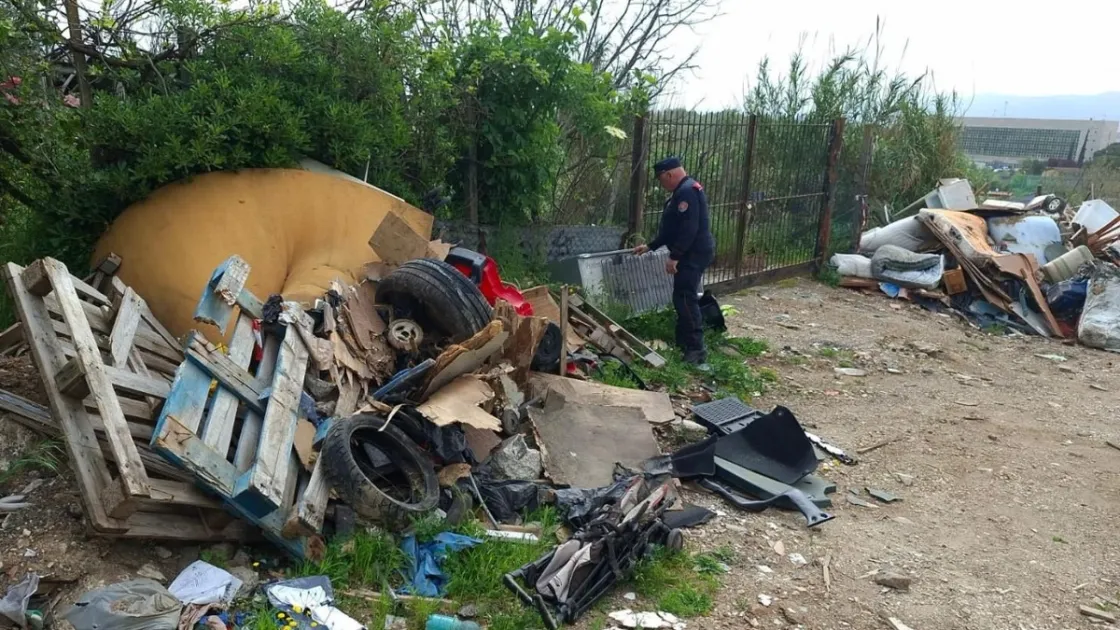 Rifiuti abbandonati nell’hinterland Tiburtino, controlli dei Carabinieri Forestali: sei persone deferite