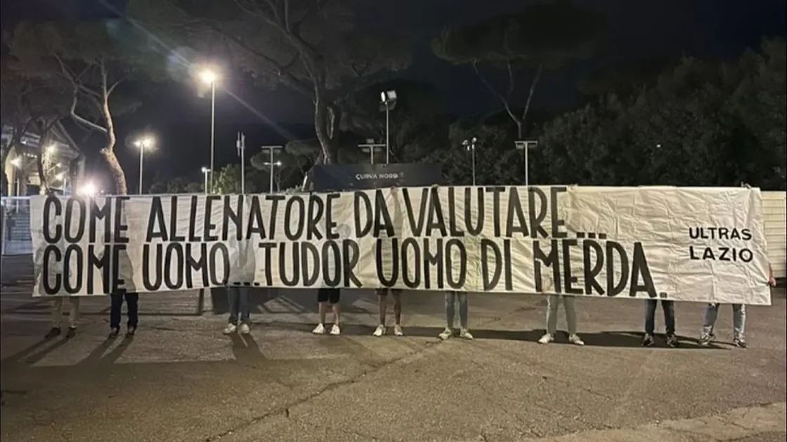 Lazio, durissimo striscione degli ultras contro Igor Tudor