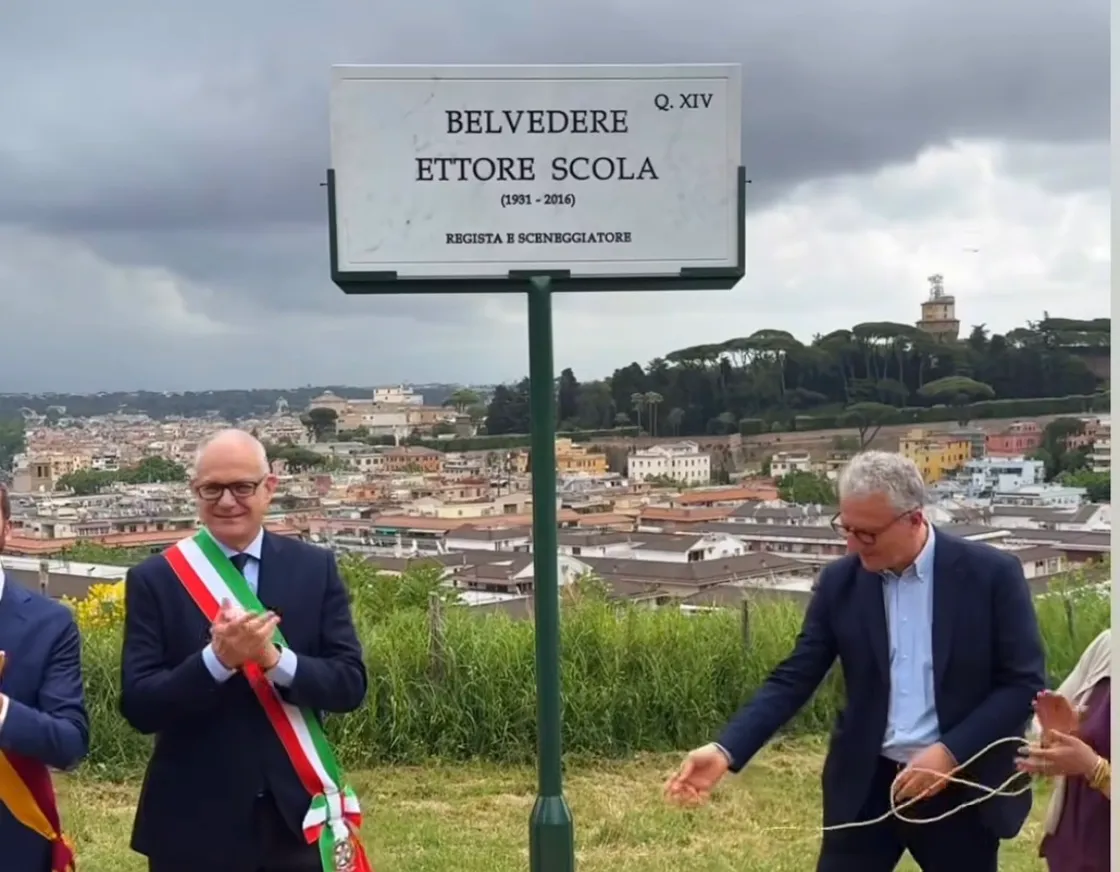 Monte Ciocci, il belvedere panoramico ora è dedicato a Ettore Scola. Scoperta la nuova targa