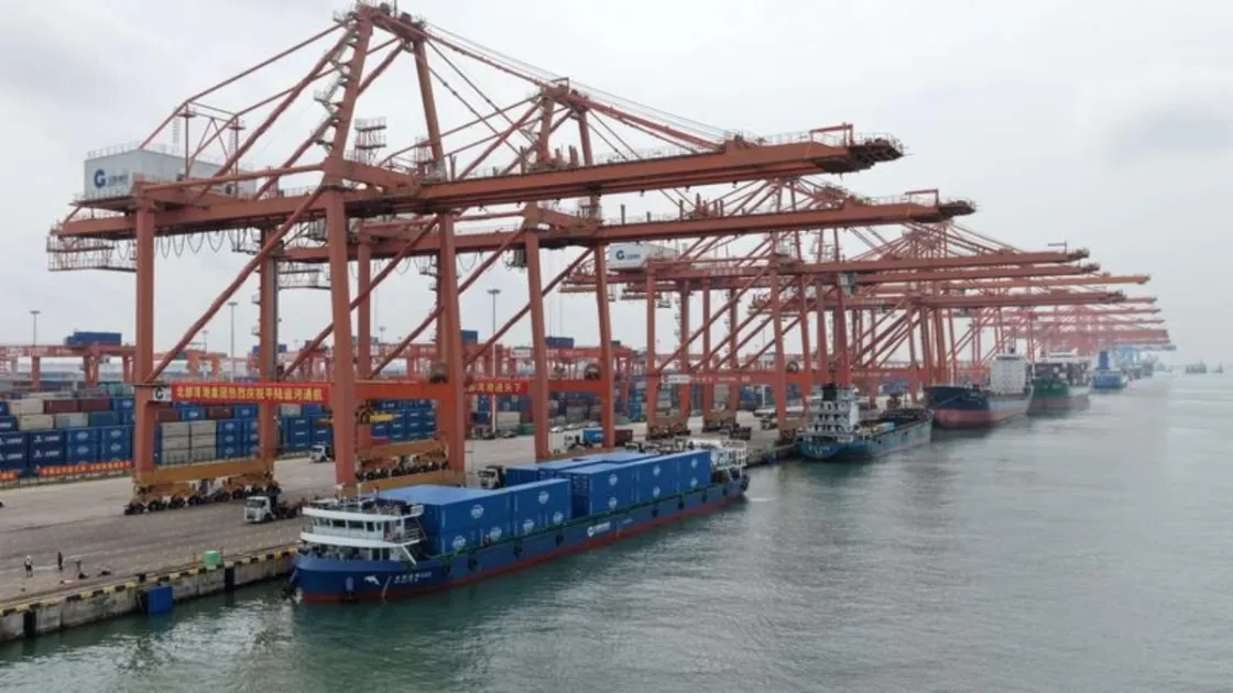 Qinzhou, 16 settembre 2026. L’area portuale del golfo di Beibu all’estremità meridionale del nuovo collegamento. Foto Xinhua/Zhang Ailin