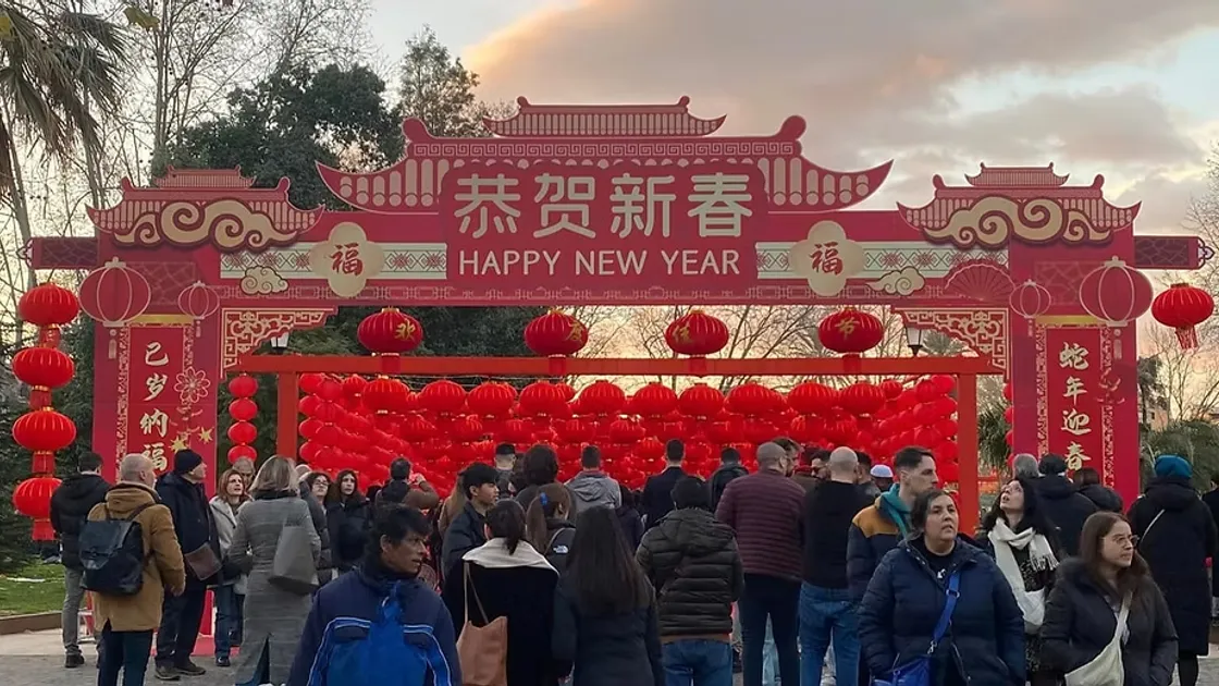 Capodanno cinese, rubate le lanterne rosse a piazza Vittorio. Indignazione sui social: «Scene vergognose»