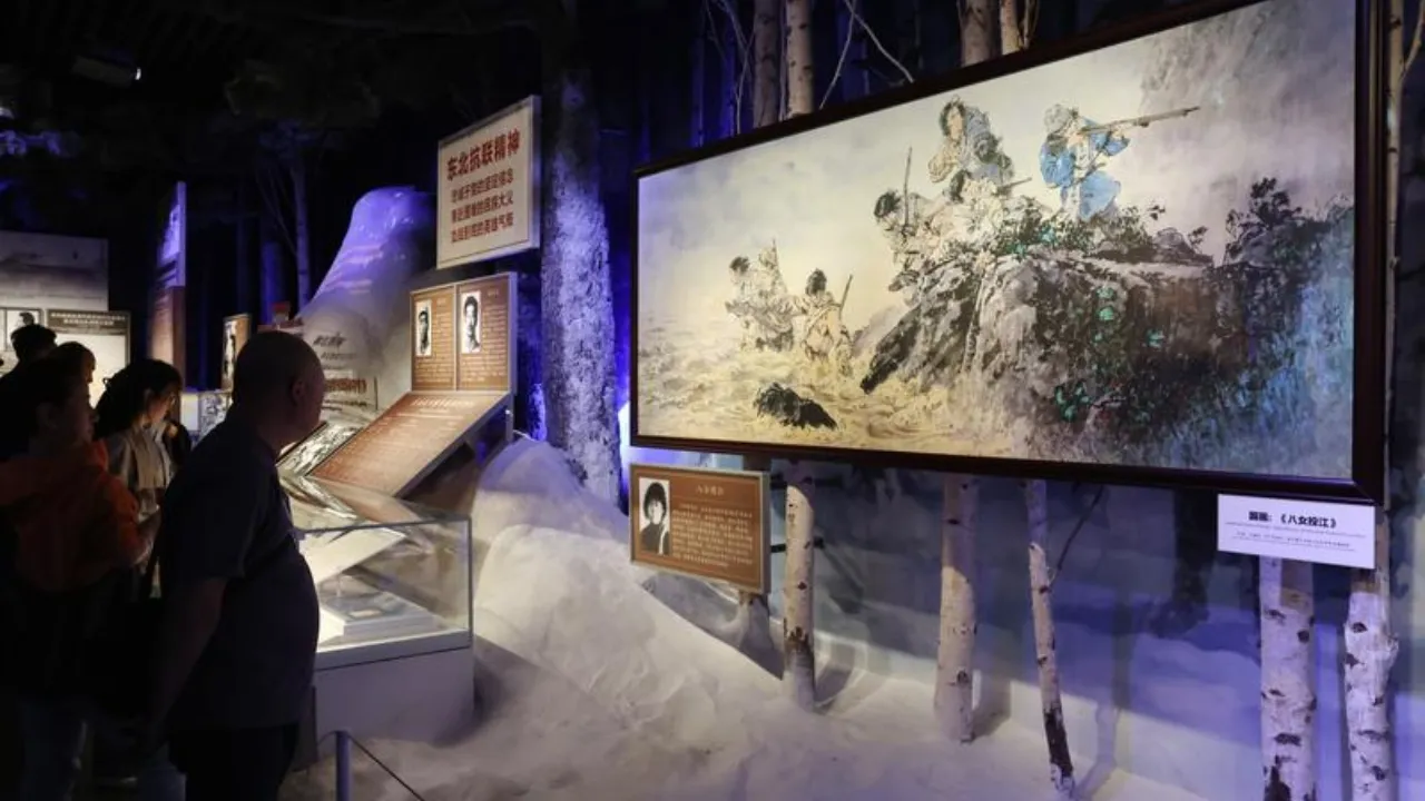 Visitatori negli spazi espositivi del Museo della guerra di resistenza contro l’aggressione giapponese durante la Giornata dei martiri (Foto agenzia Xinhua)