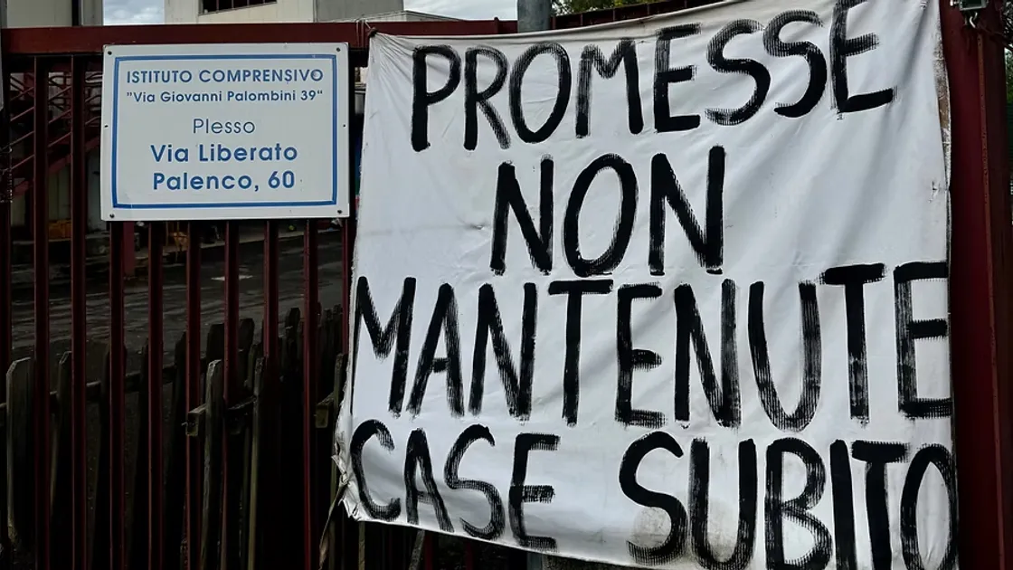 Rebibbia, occupata la scuola di via Palenco. Gli occupanti: «Resistiamo fino alla fine»