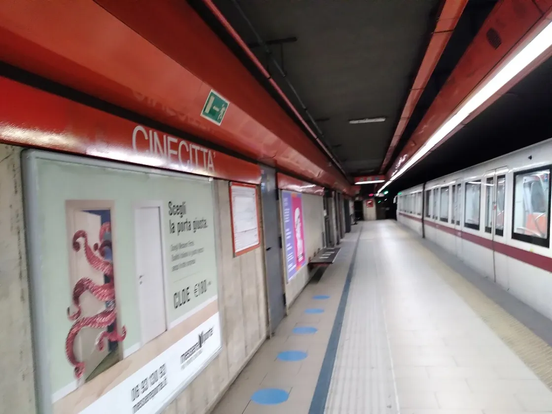 Metro A: crolla il controsoffitto alla stazione Cinecittà