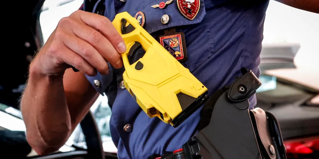 Perché il Taser continua a far discutere a Roma e in Italia