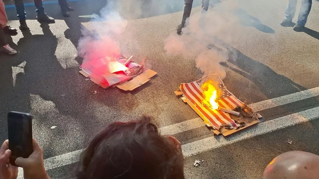 Studenti in piazza con Les Blocages: scuole bloccate e protesta al ministero. Bruciate bandiere Usa e Israele