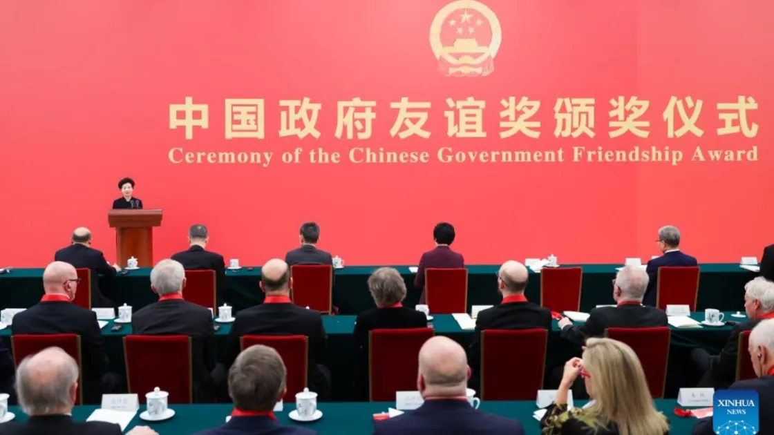 La cerimonia di consegna della medaglia dell'amicizia del settembre 2025. Foto agenzia Xinhua