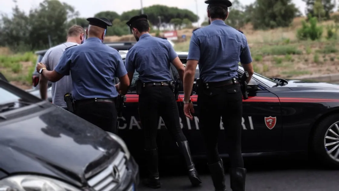 Coltello in tasca nella metro a Tiburtina, poi minaccia i carabinieri: arrestato un 38enne