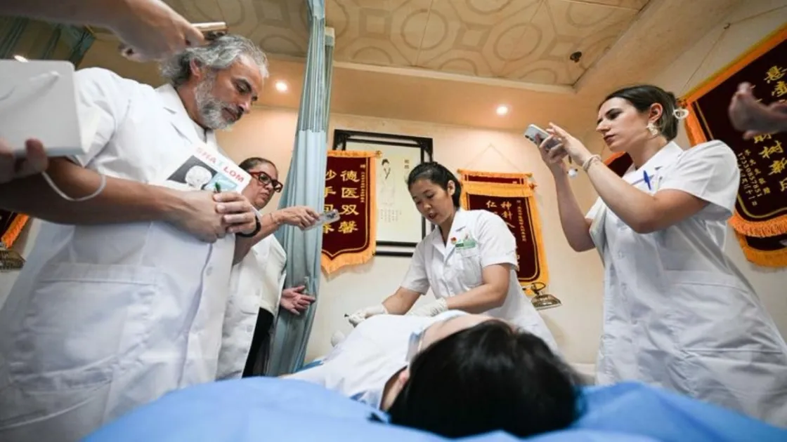 Studenti internazionali durante una lezione di medicina tradizionale cinese a Sanya. Foto Xinhua/Pu Xiaoxu