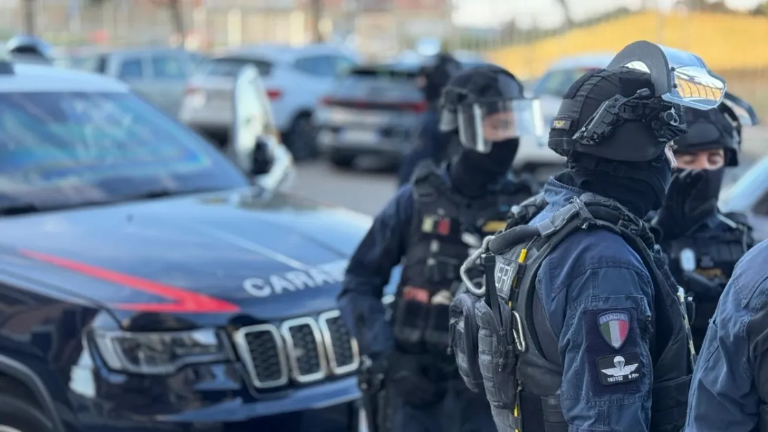 Maxi blitz dei carabinieri tra Ostia e Fiumicino: cento militari in campo contro criminalità e spaccio