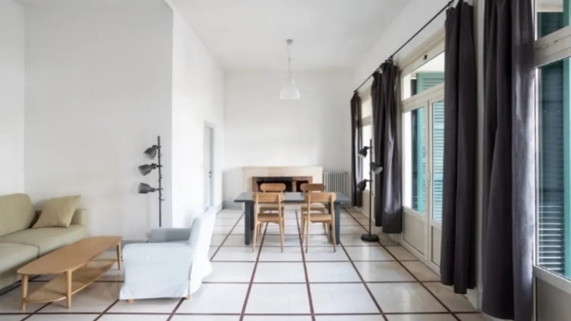 Interno di un padiglione prima del riallestimento