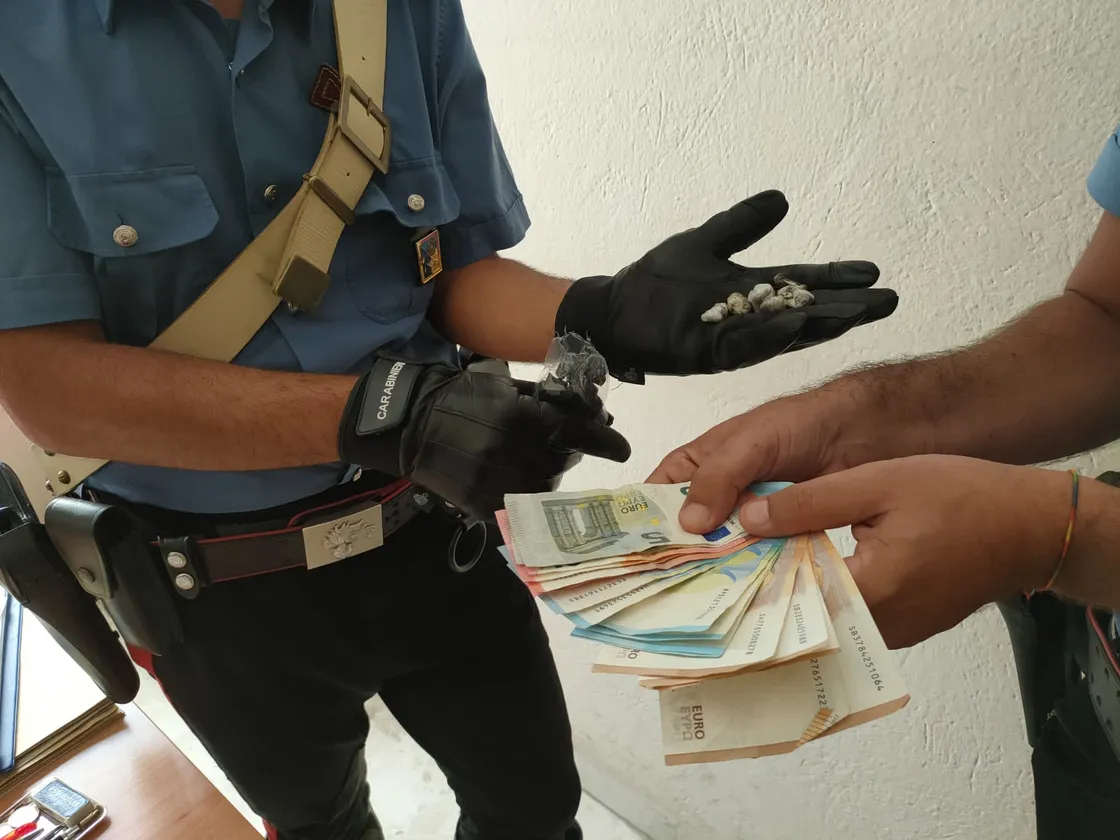 Blitz antidroga a Roma, 16 arresti: sequestrati oltre 1,4 chili di stupefacenti