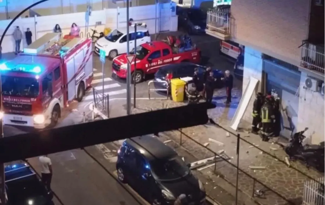 Bomba carta davanti a un centro scommesse a Ciampino: nuova esplosione alle porte di Roma