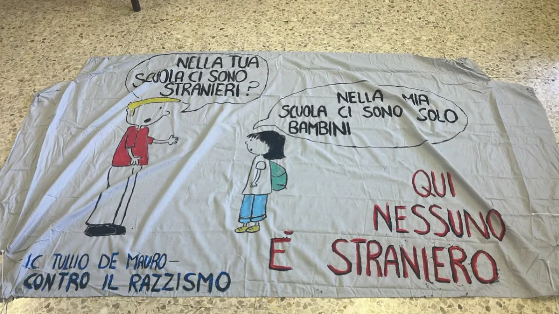 Al Tullio De Mauro di Colli Aniene è stato appeso uno striscione contro il tetto agli alunni stranieri: «I bambini sono tutti uguali»