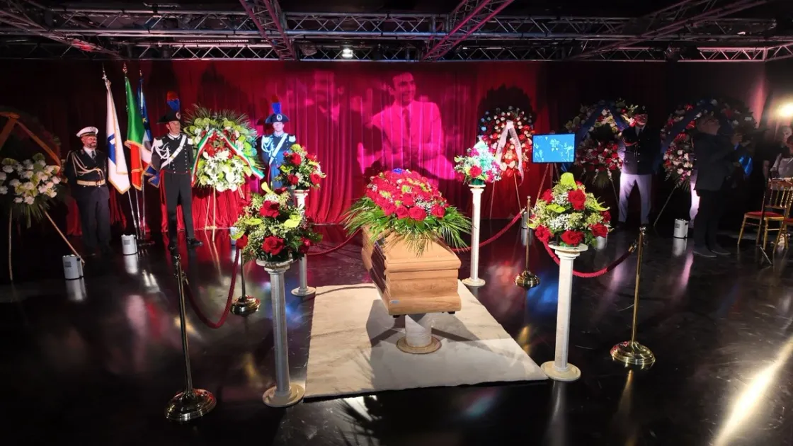 Aperta la camera ardente al Teatro delle Vittorie per l'ultimo saluto a Pippo Baudo. Tanti i fan presenti