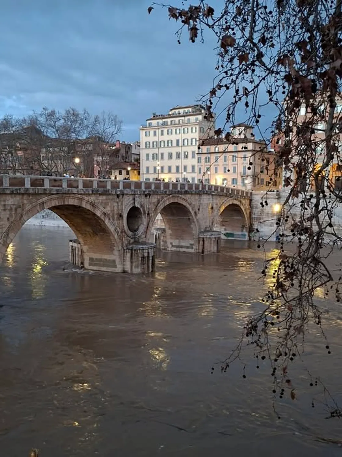 Tevere ancora alto: banchine chiuse nonostante il meteo in miglioramento