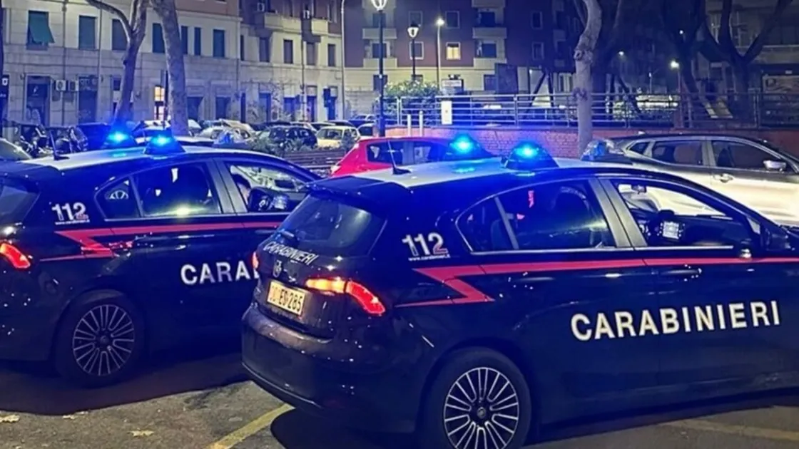 Incendio in un appartamento a Roma, evacuato un palazzo di 7 piani: anziani intossicati