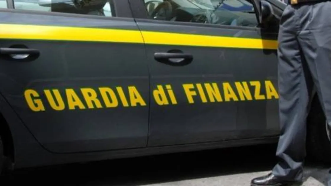 Lavoro nero, droga e merce contraffatta: controlli della Finanza da Villa Bonelli a Tor Bella Monaca
