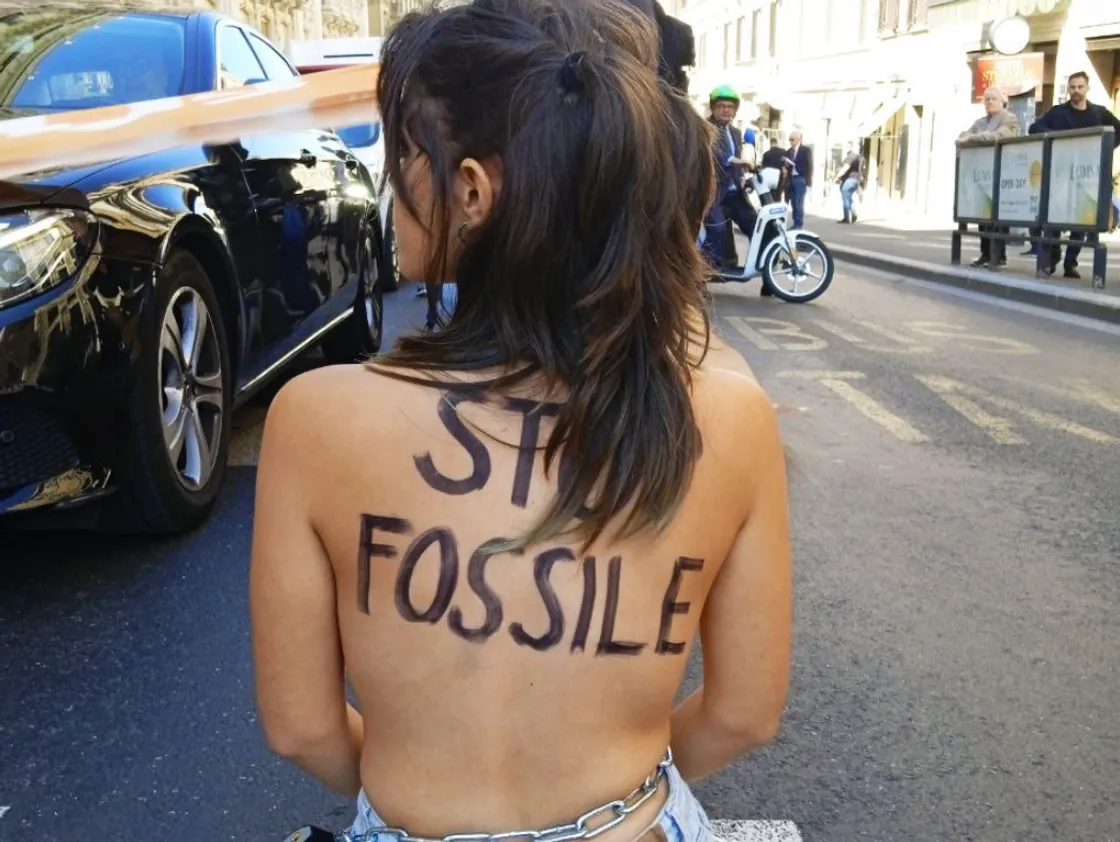 Assolti sette attivisti di Ultima Generazione spogliati nudi in strada a via Barberini: «Il fatto non sussiste»