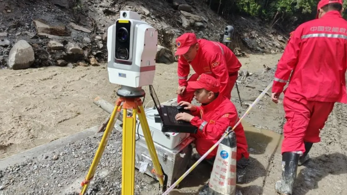Un sistema laser con IA monitora il rischio di nuove frane a Gyirong. Foto: Xinhua/Jigme Dorje