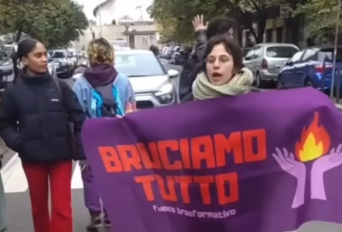 Protesta transfemminista, «Bruciamo Tutto» blocca la Tiburtina ballando sulle strisce pedonali [VIDEO]