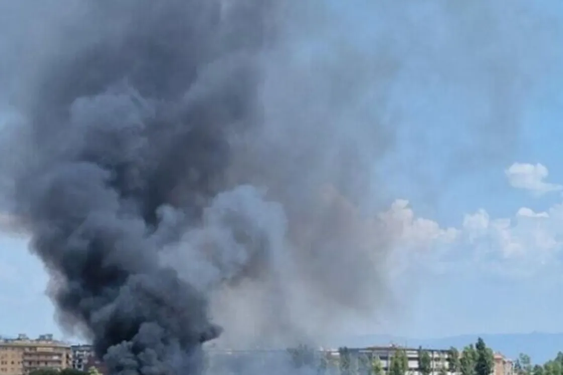 Incendio al Prenestino, paura per le fiamme: evacuati alcuni accampamenti