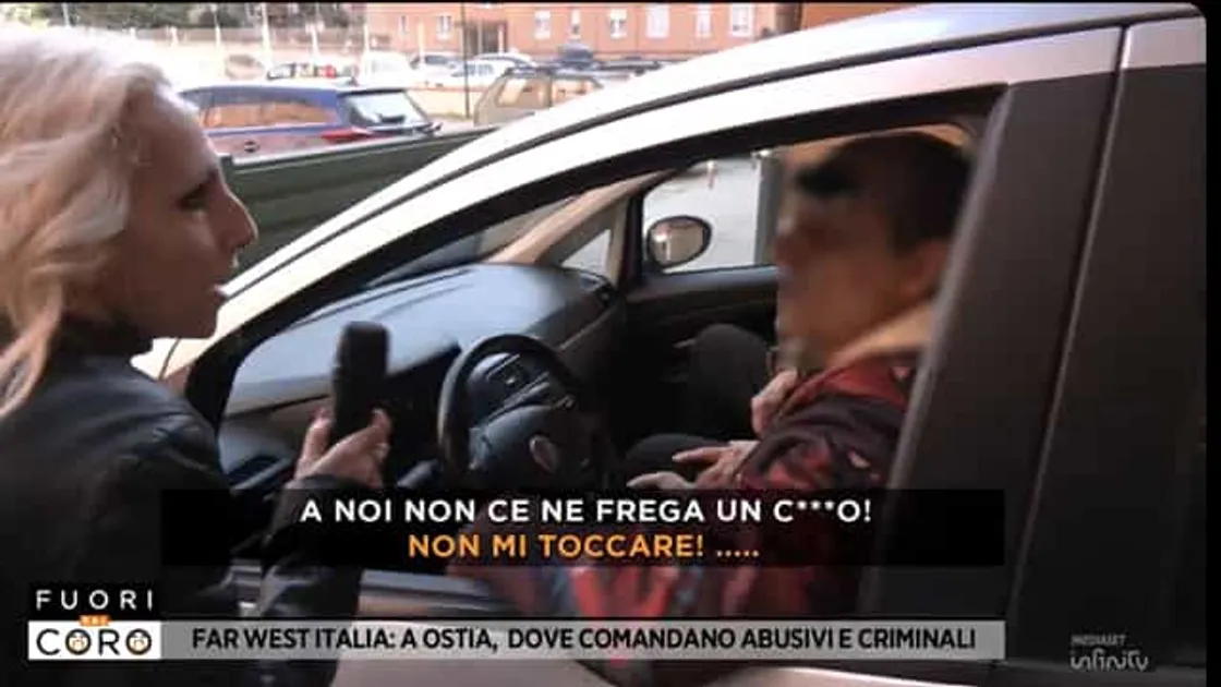 Minaccia i giornalisti mentre è ai domiciliari: finisce in carcere dopo il servizio TV
