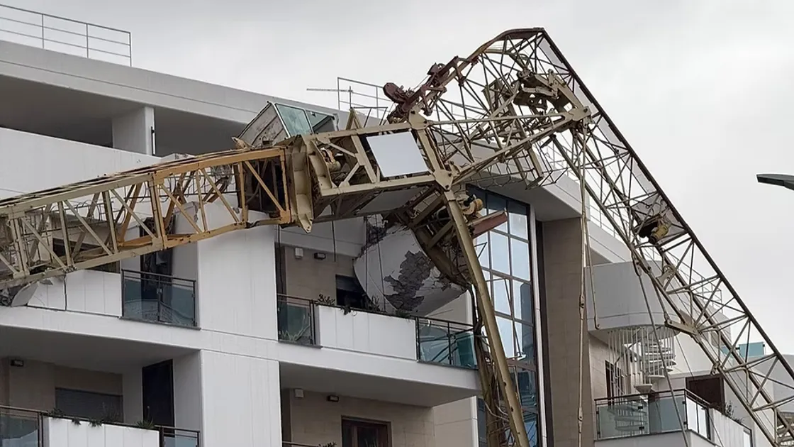 Roma, crolla gru da un cantiere a Grotta Perfetta: distrutta un’auto, evacuate tre famiglie