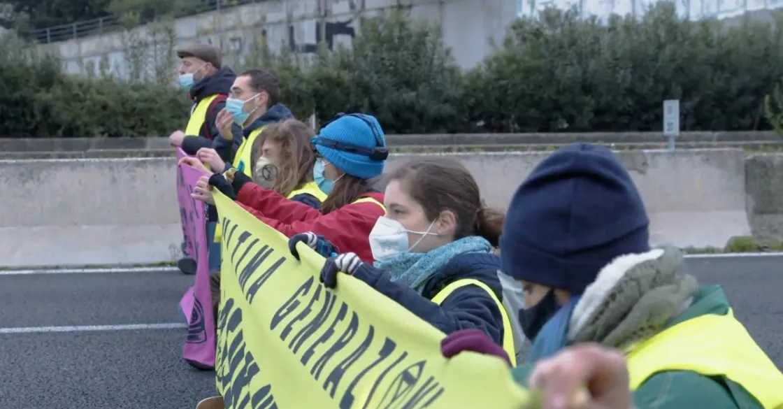 Blocco stradale sulla A91 del 2021, il Tribunale di Roma assolve gli ambientalisti: «Il fatto non sussiste»