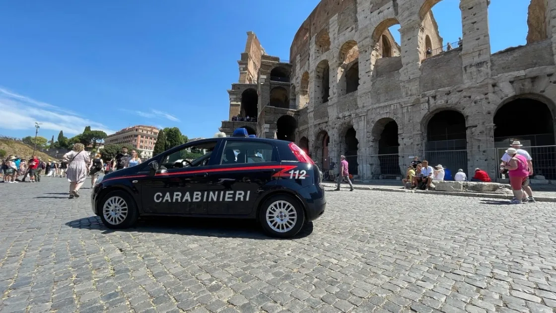Carabinieri in campo a Colosseo dopo i recenti episodi di disordini: arrestati due borseggiatori