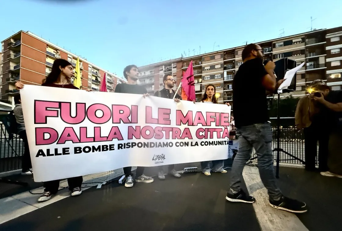 Bombe a Roma, la piazza di Libera: «Non è degrado, è criminalità organizzata»