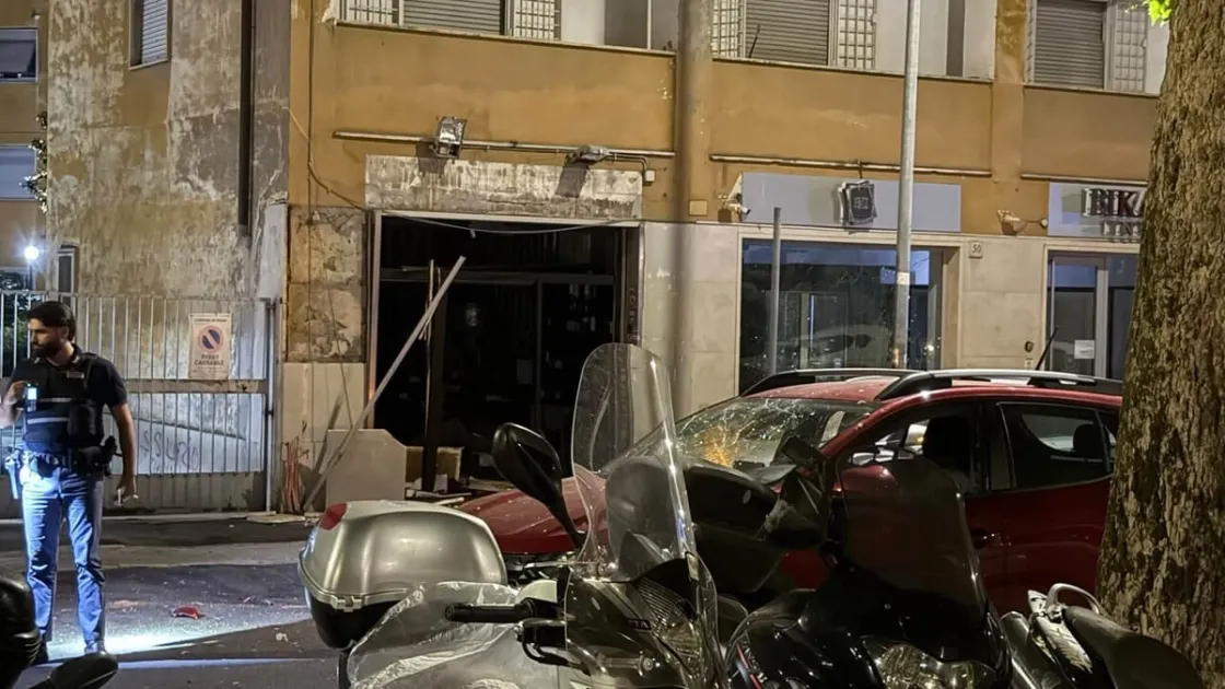Altra bomba a Roma nel Tuscolano. Le associazioni di quartiere gridano: «le bombe non sono figlie del degrado, sono mafia»