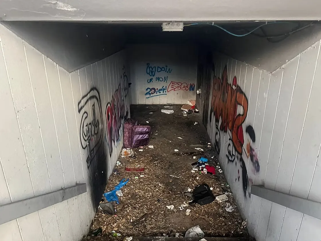 Sottopassi di Porta Pia nel degrado, a due mesi dallo stupro di una 42enne tornano rifiuti e clochard