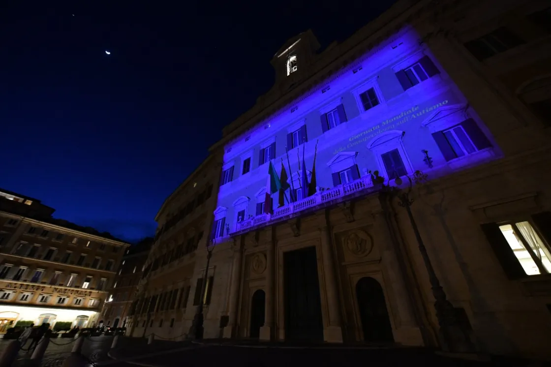 Giornata dell'Autismo, la facciata di Montecitorio si tinge di blu: dalla Regione arriva il bando «Comunicare l'inclusione» e il progetto «Calma sensoriale»