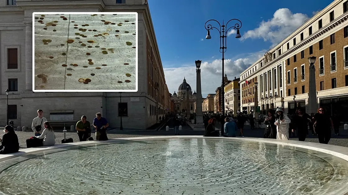 Le fontane di piazza Pia rovinate dai turisti: «Lanciamo le monetine perché porta fortuna»