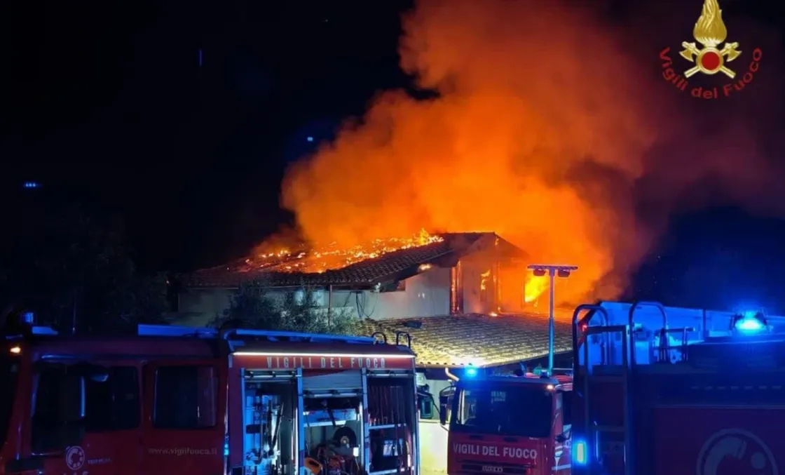 Roma, incendio in un villino al Tuscolano: fiamme per tutta la notte, nessun ferito