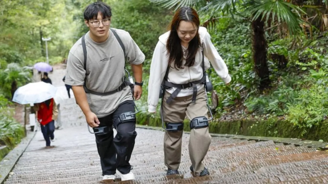 Turisti con esoscheletri robotici durante un’escursione nell’area panoramica del monte Qiyun, nella provincia cinese dell’Anhui, il 2 ottobre 2026. Foto agenzia Xinhua