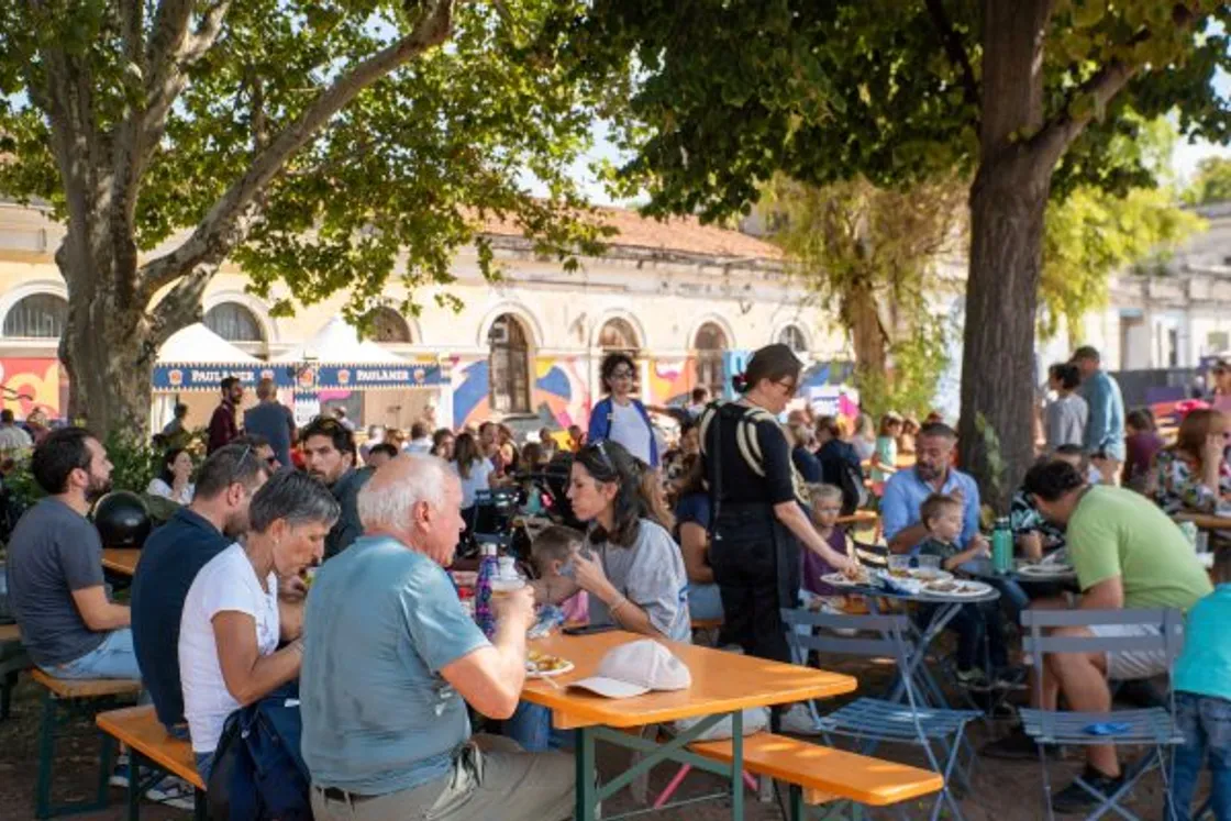 L’Oktoberfest di Roma inizia oggi: cinque giorni di birra, cibo bavarese e musica a Testaccio