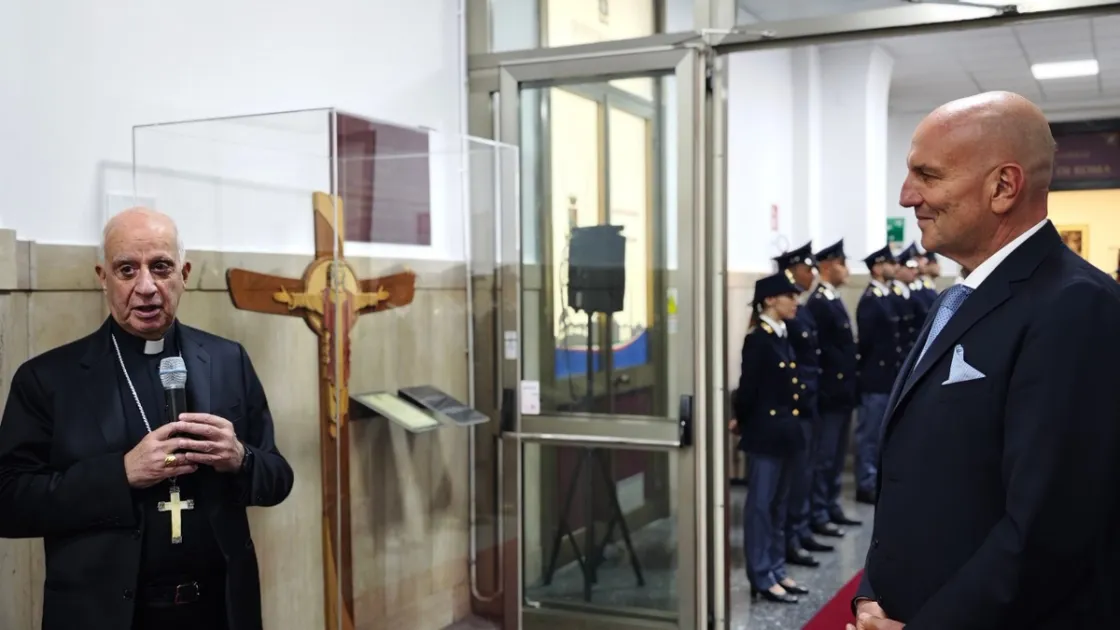 Il Vaticano dona alla Questura di Roma la Croce del Giubileo 2025