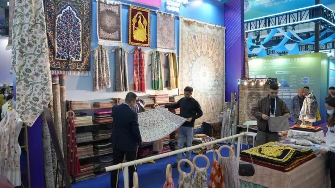 Visitatori scelgono prodotti allo stand del Qatar durante la fiera agricola di Yangling, il 25 ottobre 2026 (Foto agenzia Xinhua)