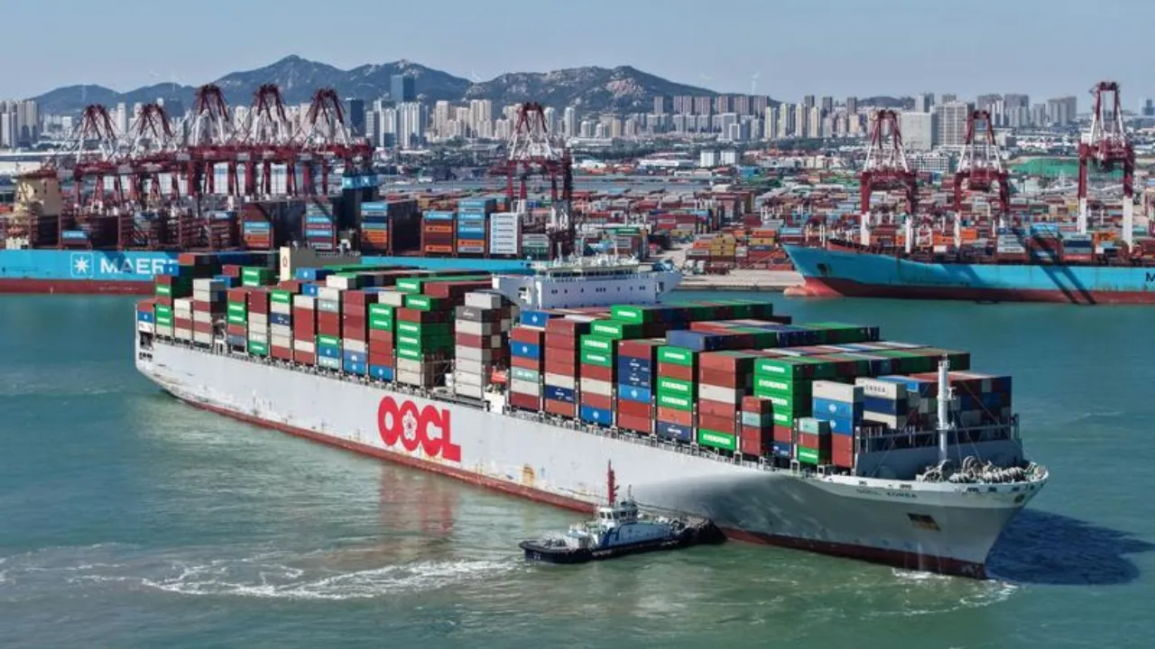 Una nave cargo lascia il porto di Qingdao l’8 ottobre 2026. Lo scalo ha aggiunto 16 nuove rotte per il commercio estero dall’inizio dell’anno. Foto Xinhua/Li Ziheng